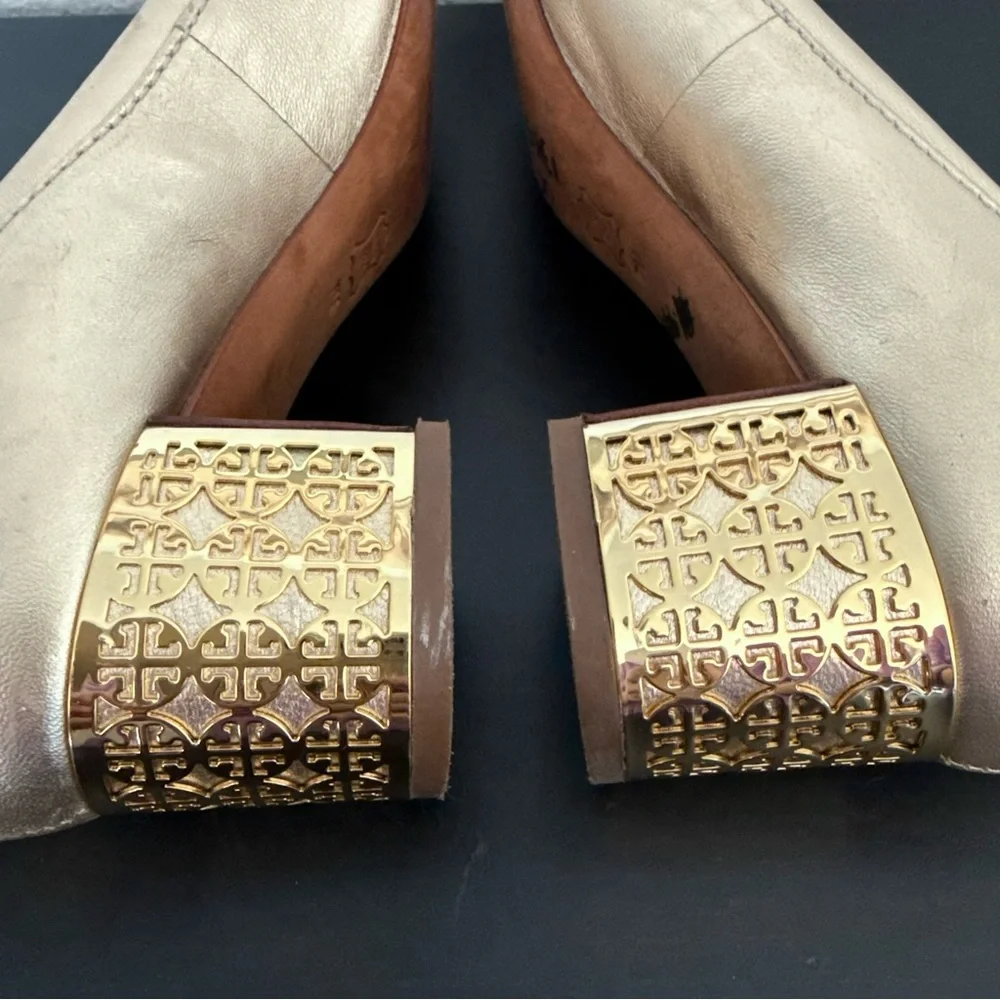 TORY BURCH Gold Logo Block Heel Round Toe Bow Leather Pumps